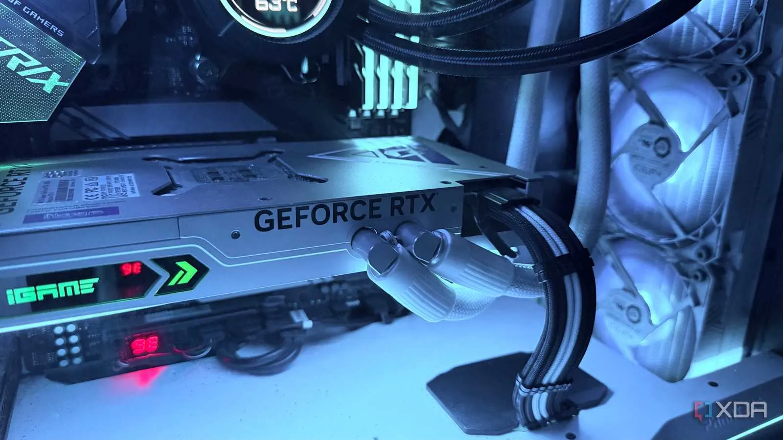 Tarjeta RTX 4090 con refrigeración líquida vista dentro de la caja