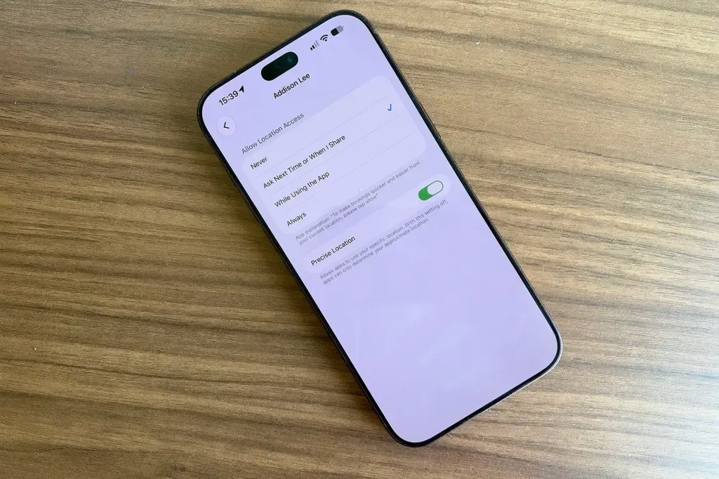 Opciones de permiso de ubicación de una aplicación en iOS, con el interruptor de Ubicación precisa