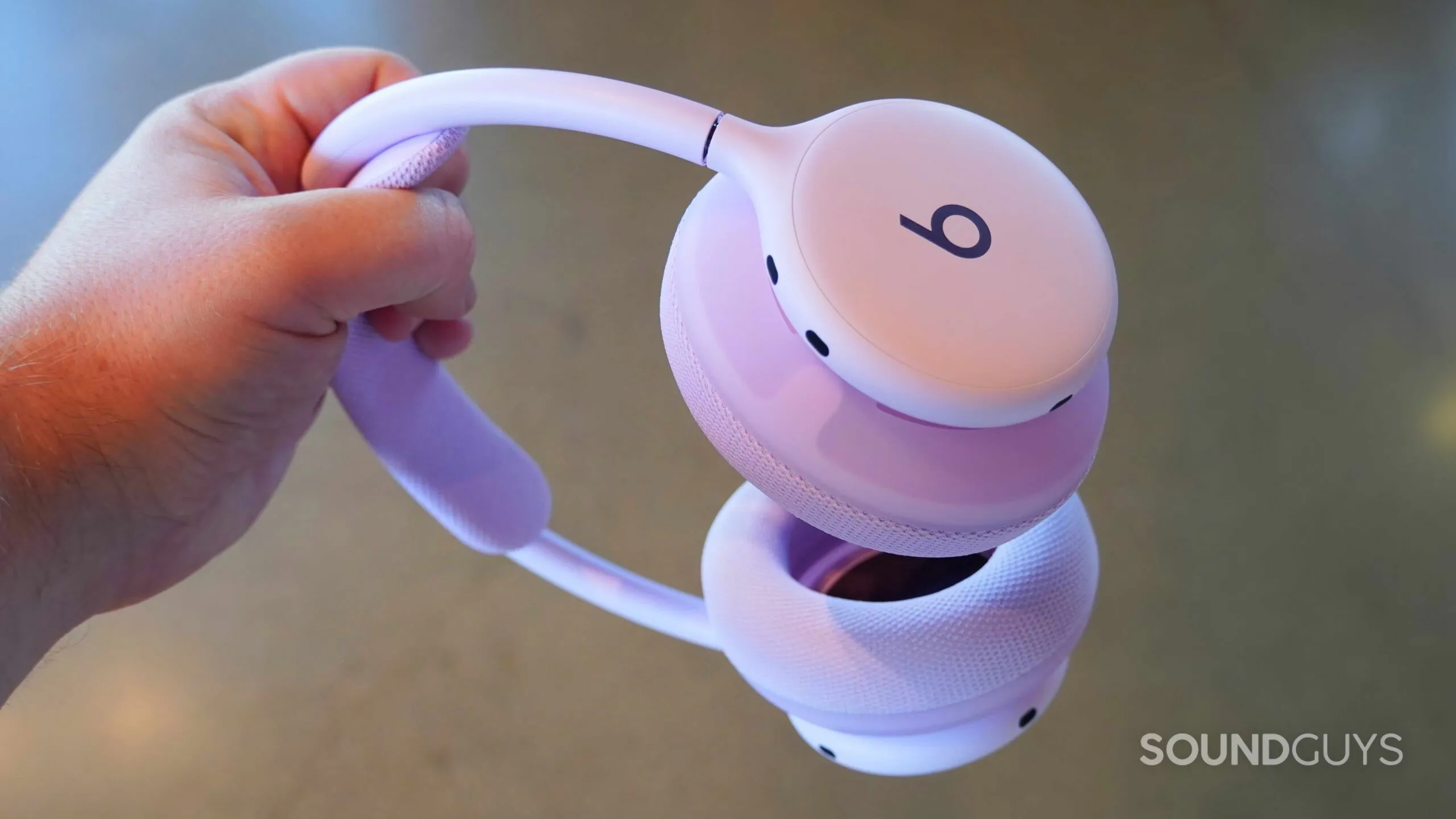 El logotipo de Beats en el lateral de los auriculares 360