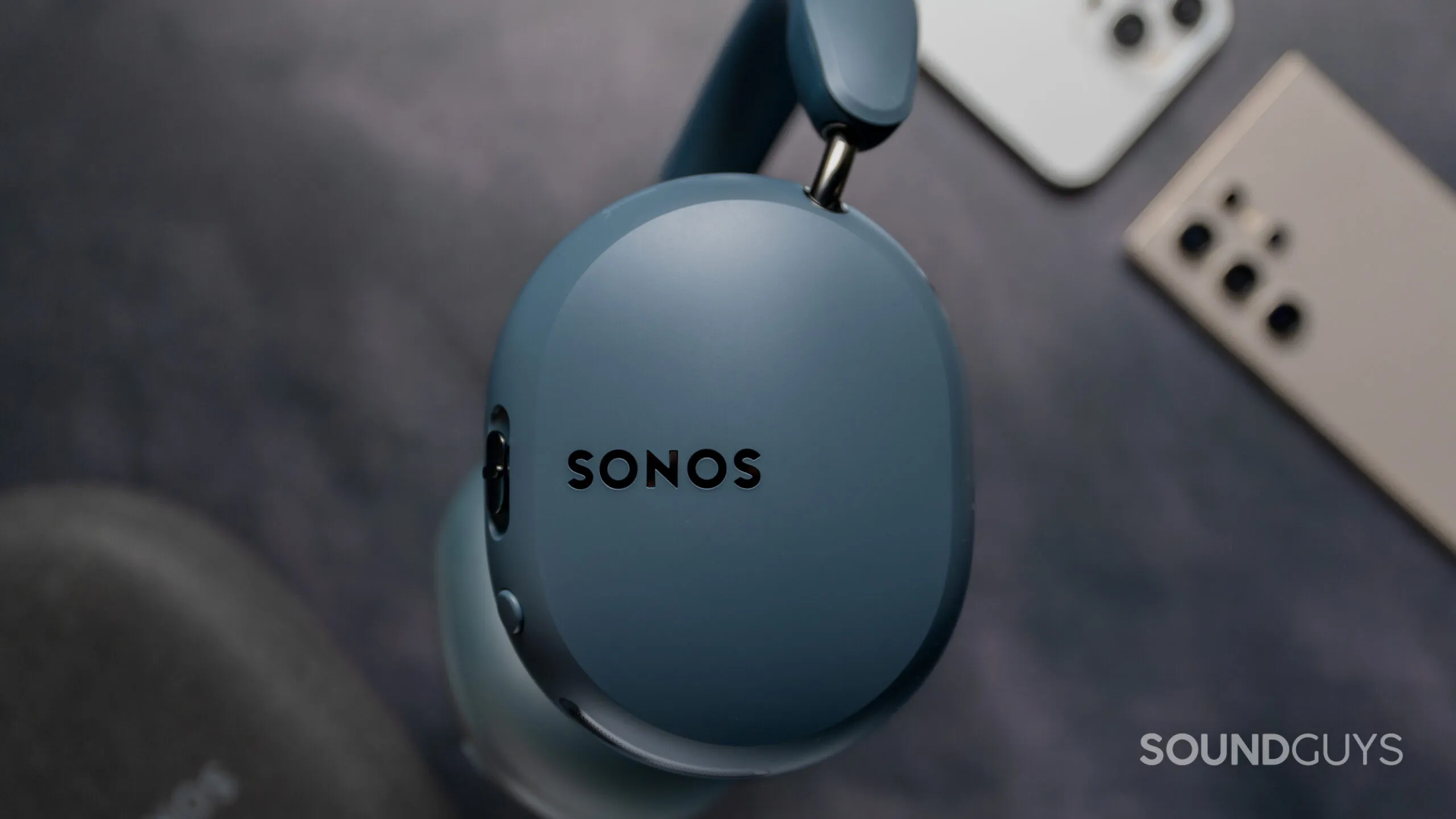 Vista superior de los Sonos Ace Ultra con el logotipo de Sonos en detalle
