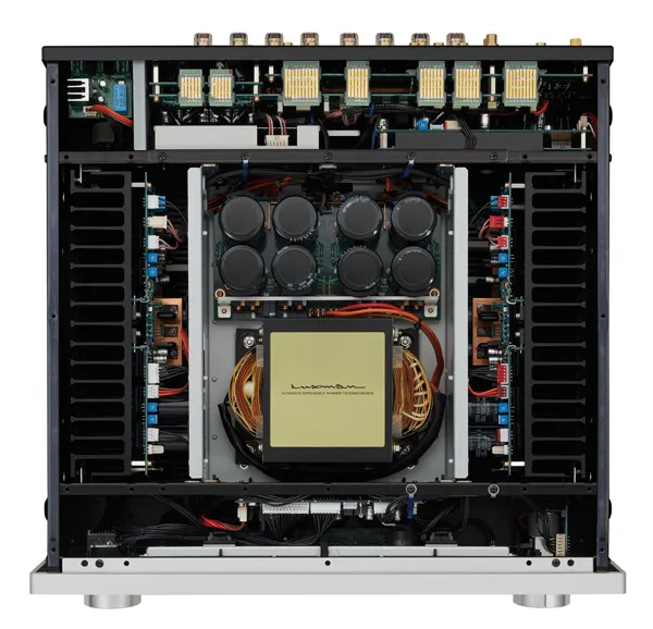 Interior del Luxman L-100 Centennial, con el transformador EI y los condensadores de filtrado