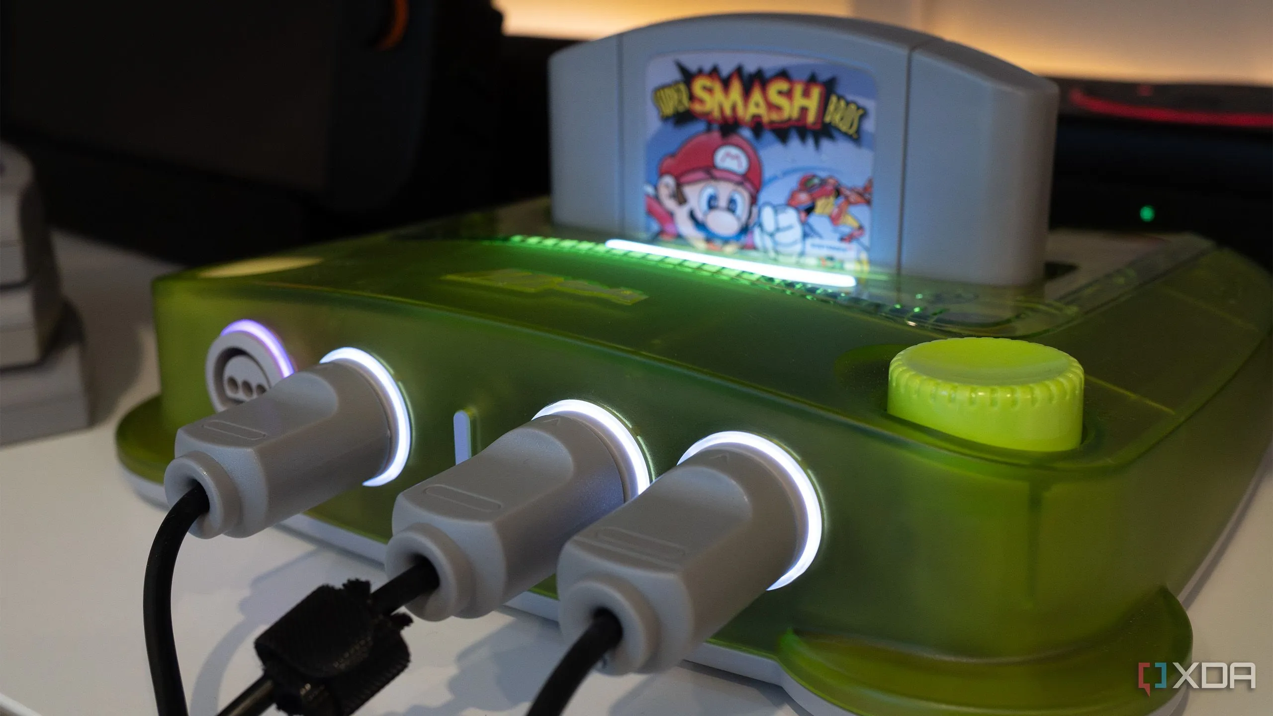 Consola M64 con su iluminación encendida