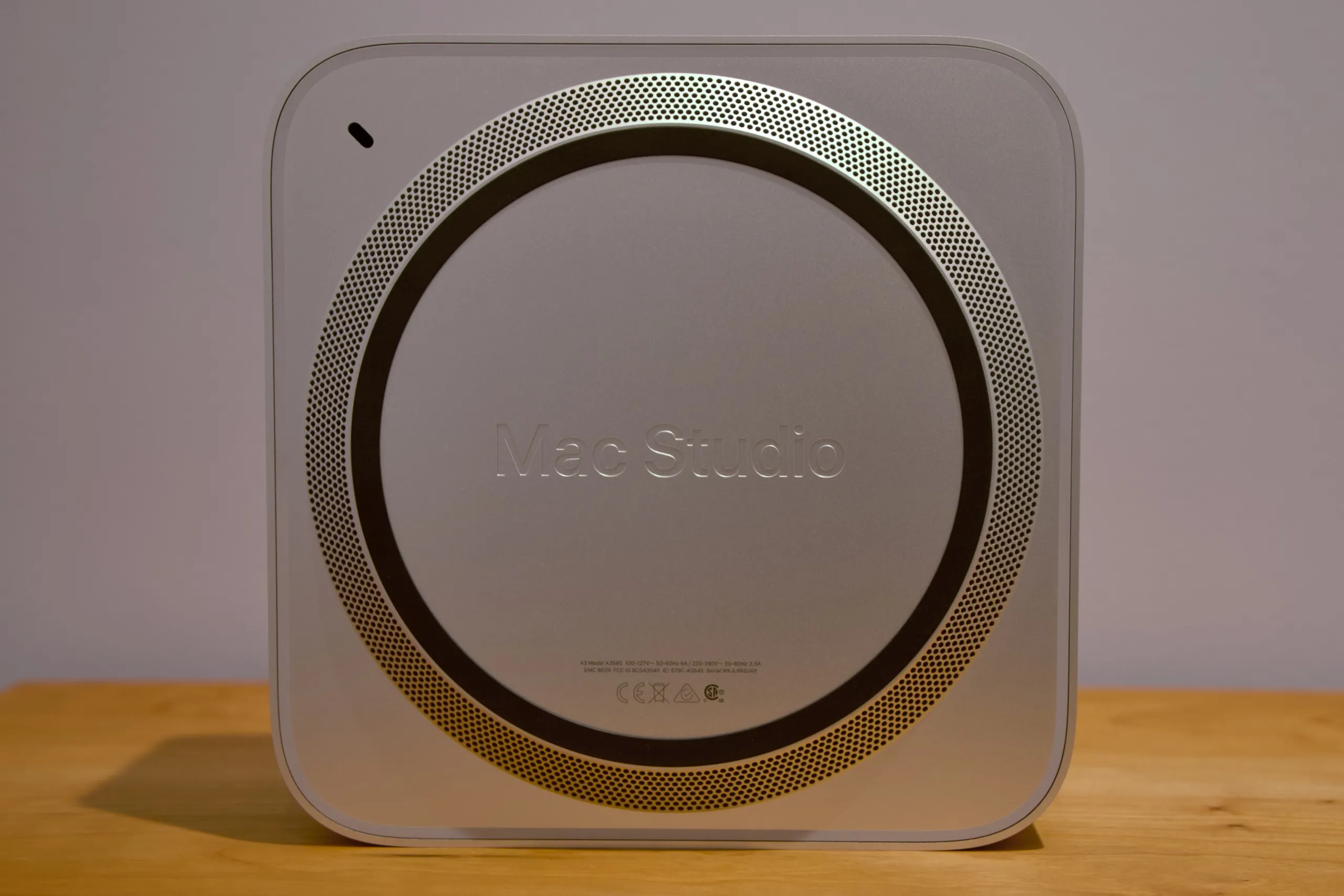 Base del Mac Studio con el nombre del equipo grabado