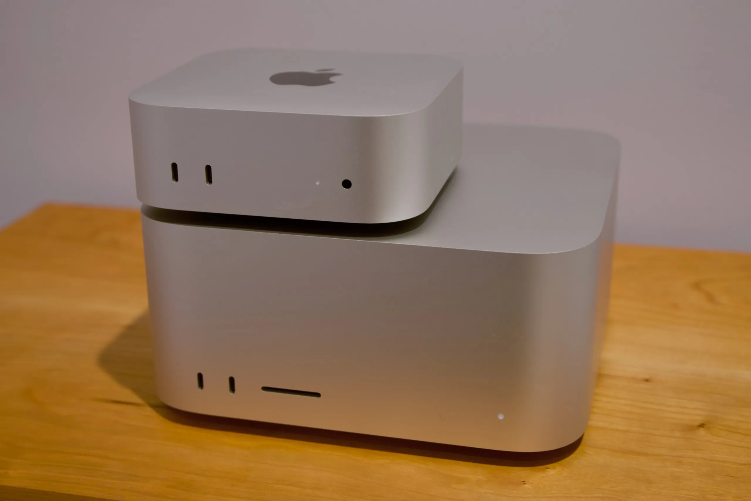 Mac Studio junto a un Mac mini para comparar tamaños