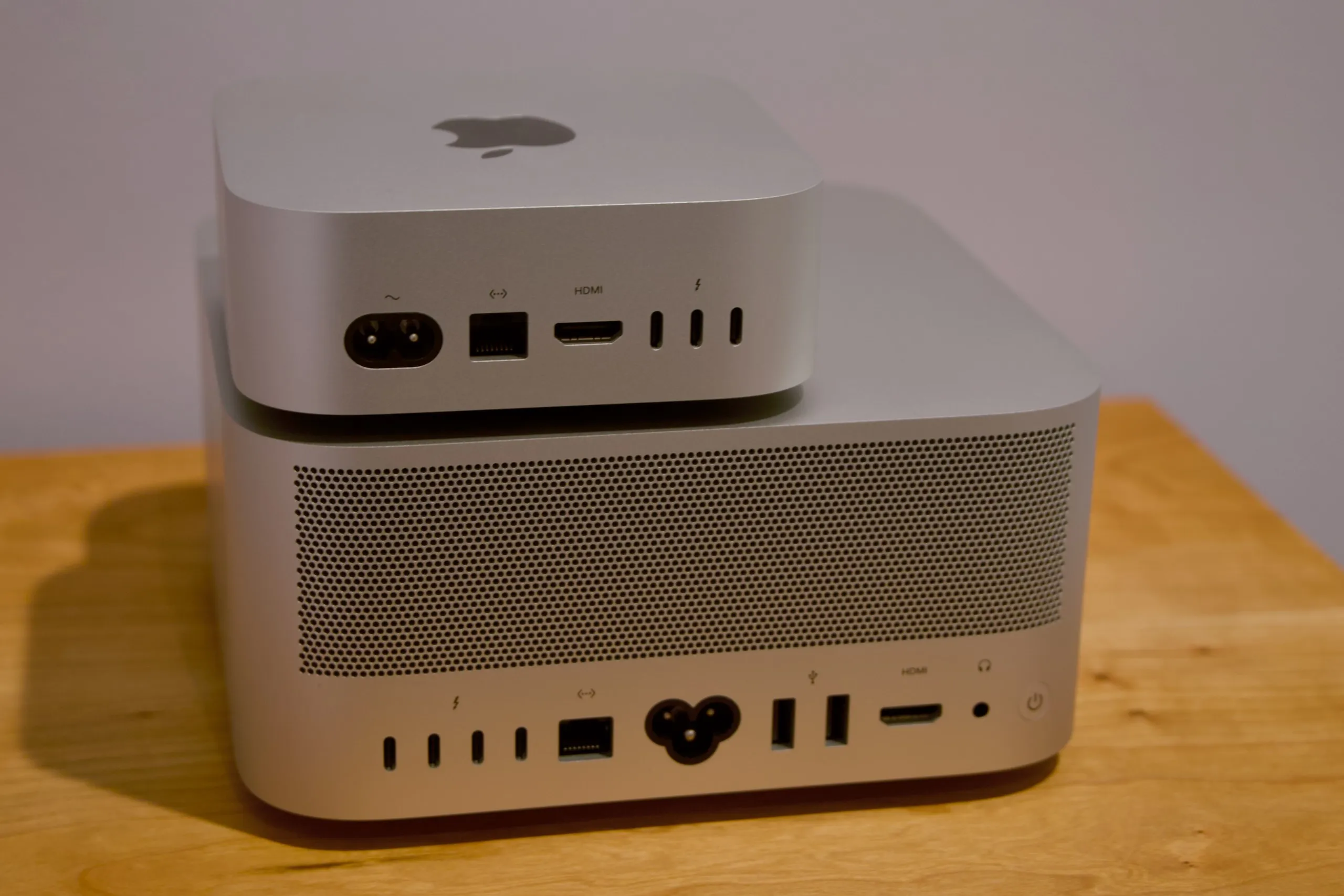 Vista trasera del Mac Studio con su batería de puertos