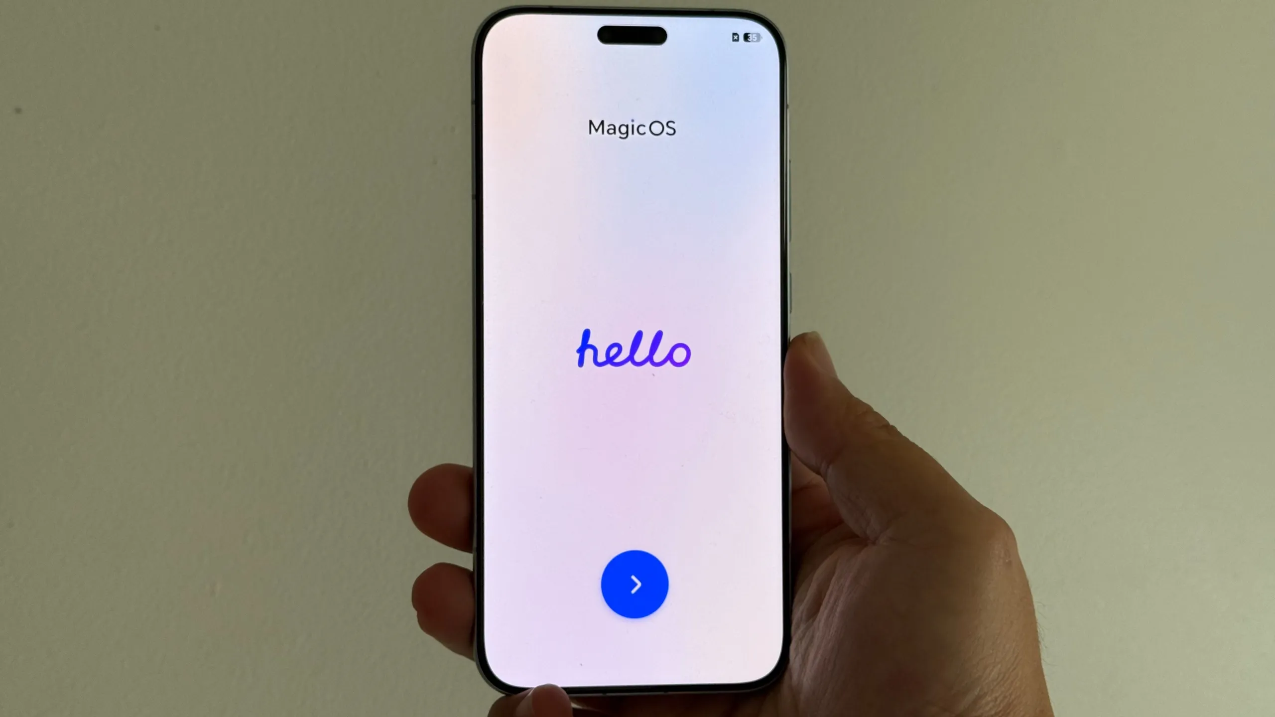 La pantalla de configuración inicial del Honor Magic 8 Pro, con el saludo y el logotipo de MagicOS
