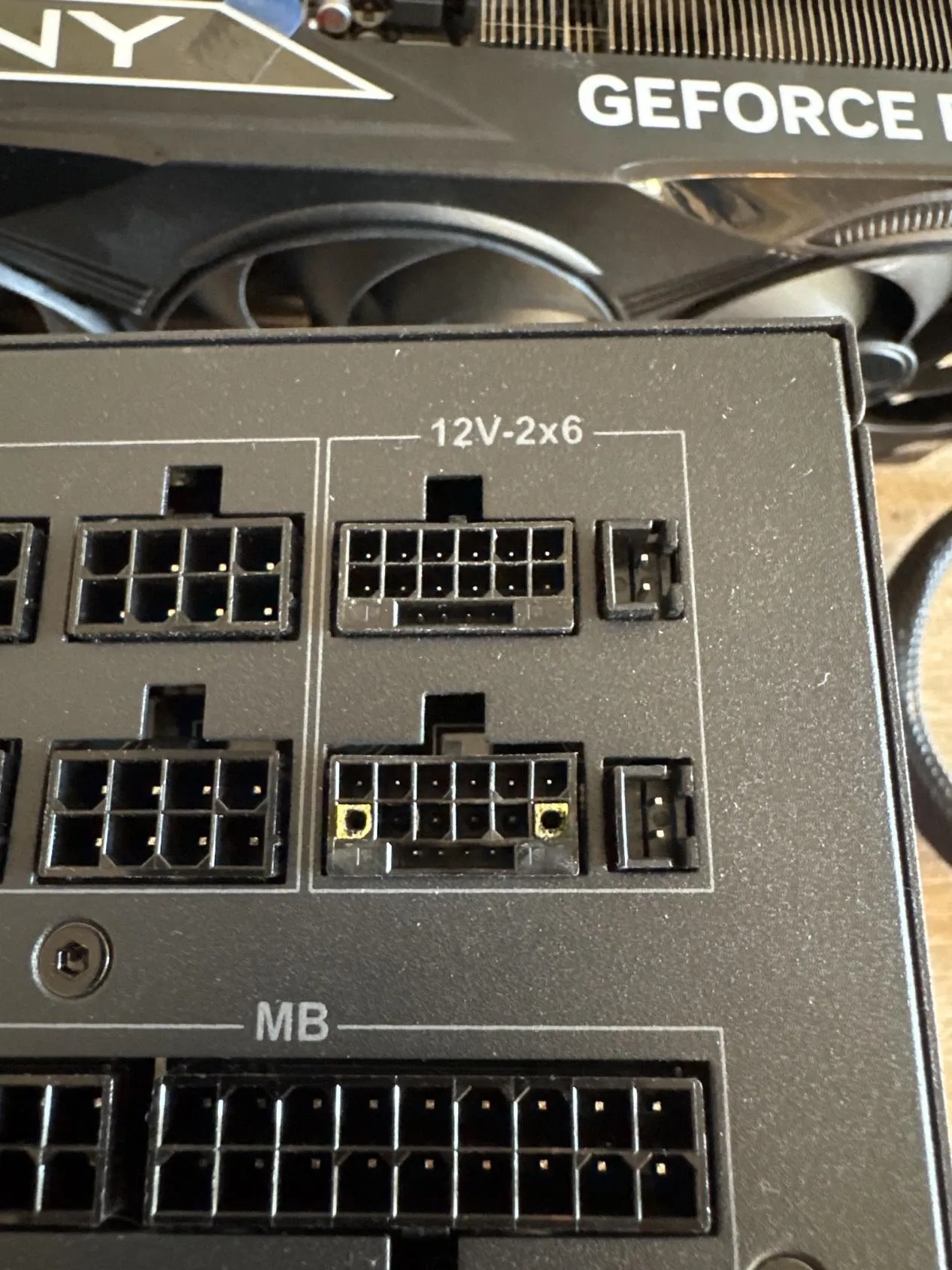 Otro ángulo del daño en el conector de alimentación