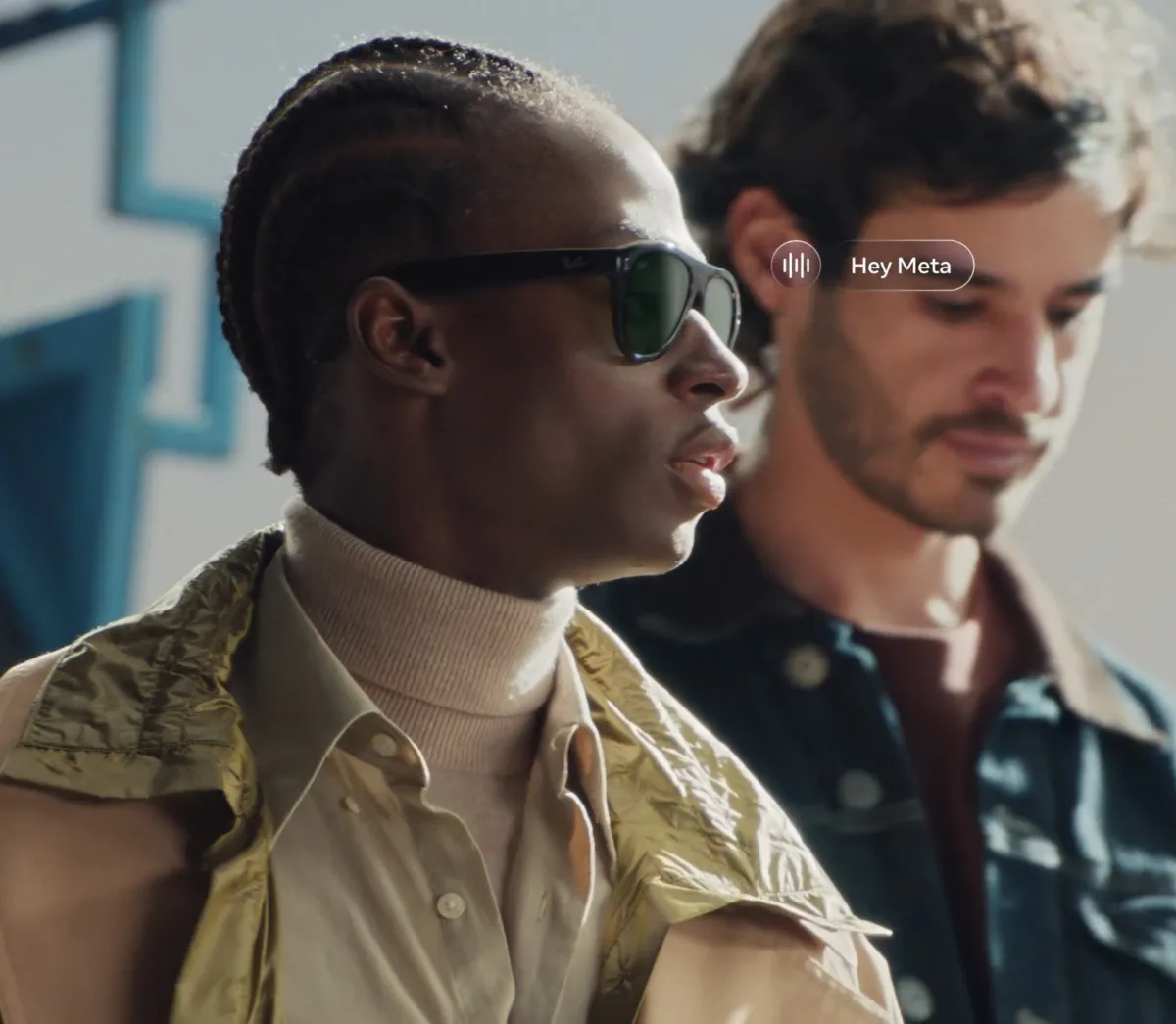 Gafas Ray-Ban Meta Aviator con la indicación de voz de su asistente