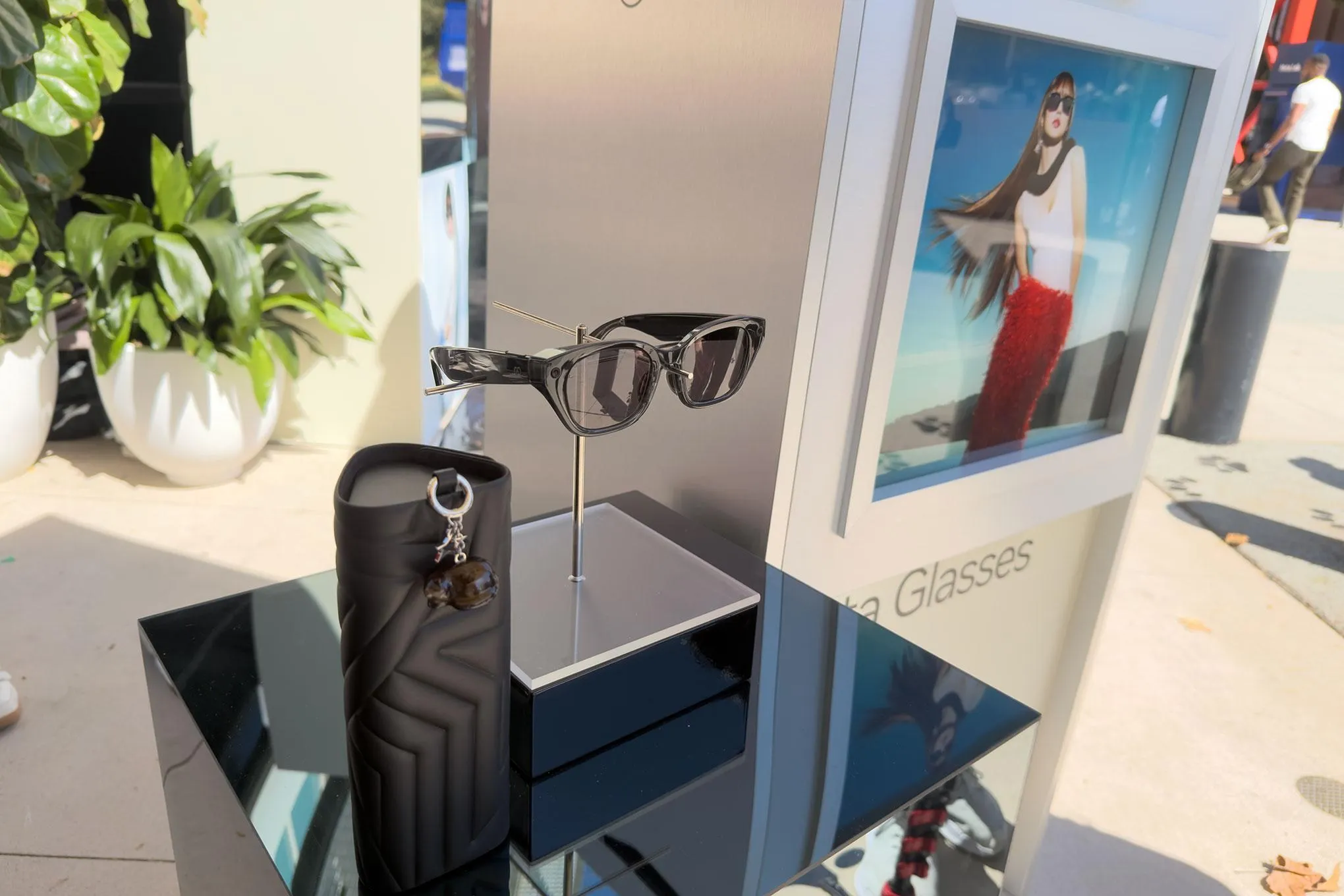 Las Meta Glasses con lentes rosas de la edición de Lisa, de Blackpink