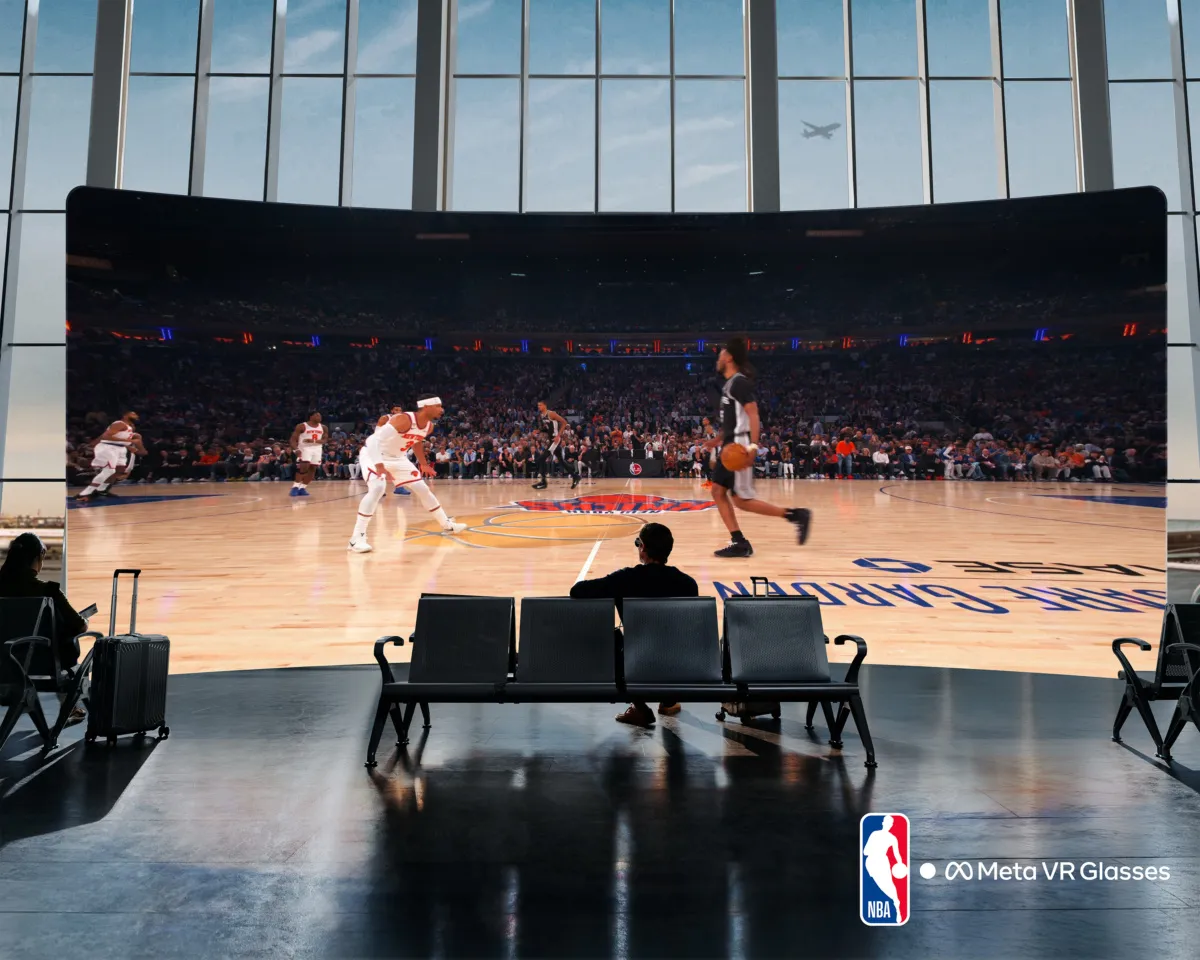 Persona con unas Meta VR Glasses frente a una gran pantalla curva que muestra un partido de la NBA