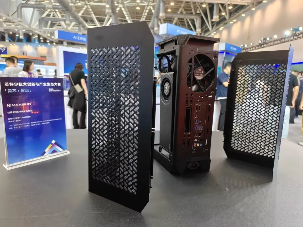 Placa y tarjeta gráfica instaladas en lados opuestos de una caja Cooler Master i100 Air