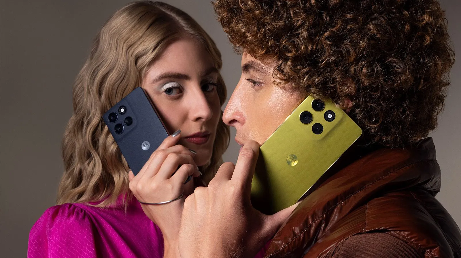 Dos personas sostienen el Motorola moto g86 5G en distintos colores