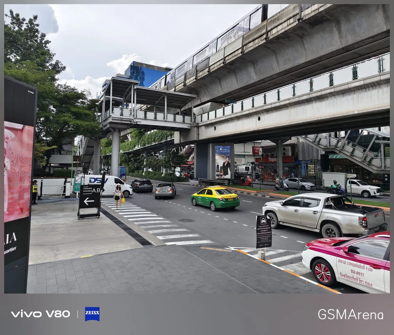 Calle de Bangkok con el tren elevado y tráfico al fondo, capturada con el Vivo V80
