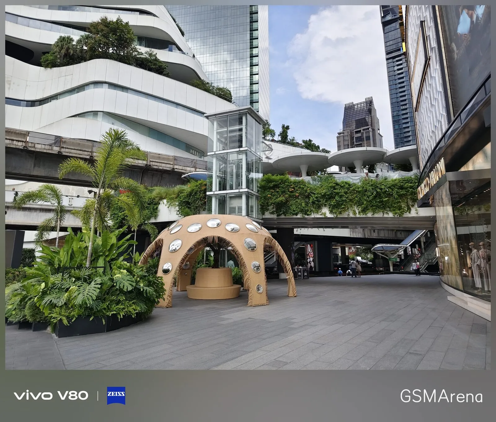 Acceso de un centro comercial de Bangkok con vegetación tropical