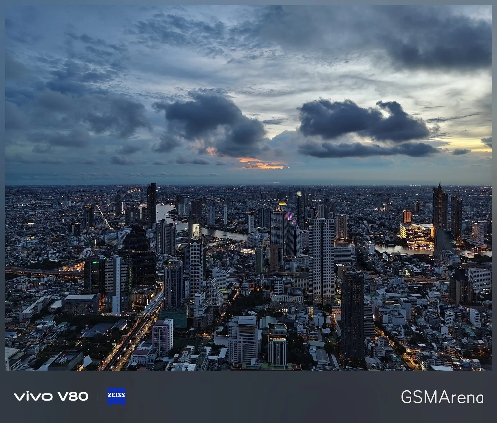 Horizonte de Bangkok al anochecer con nubes de tormenta