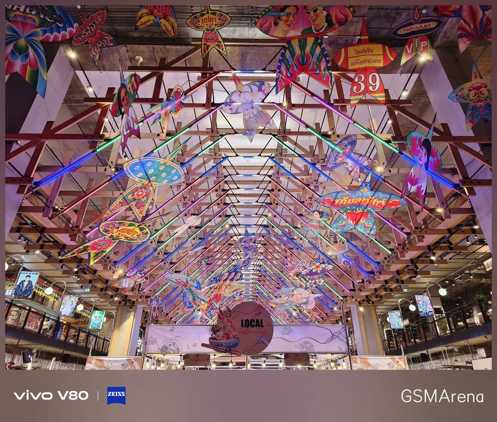 Mercado cubierto con guirnaldas y flores de papel colgadas del techo