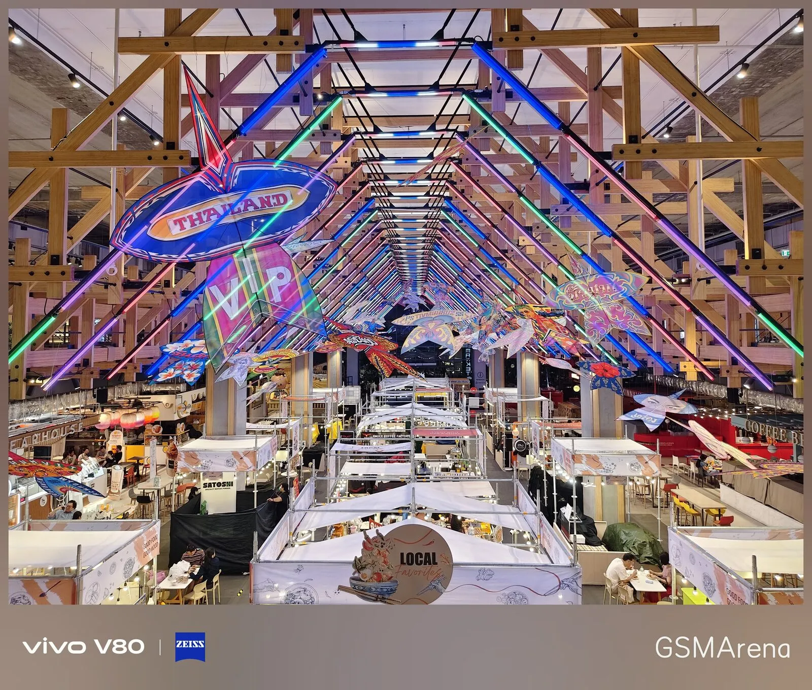Interior de un mercado con puestos y techo decorado