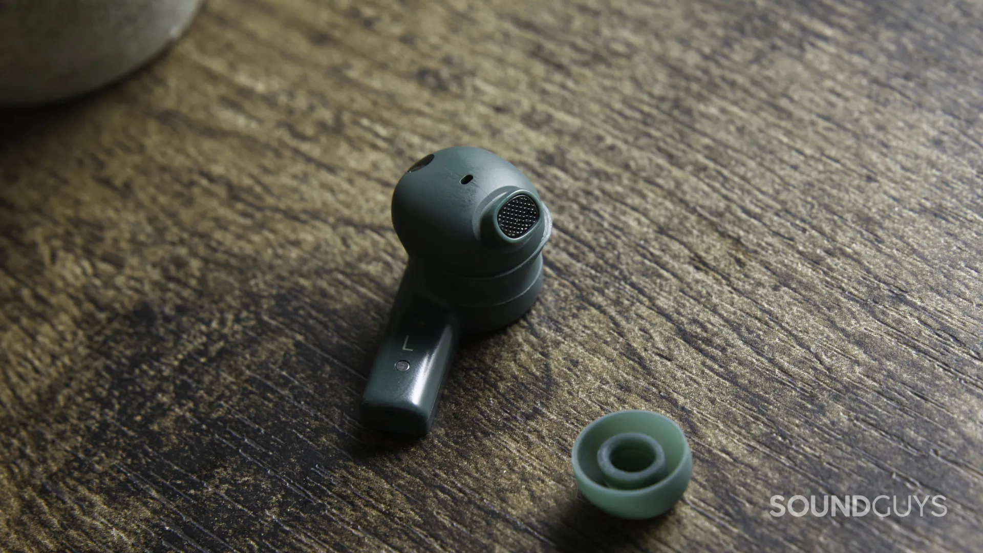 Boquilla corta y rejilla de uno de los auriculares Fairbuds 2