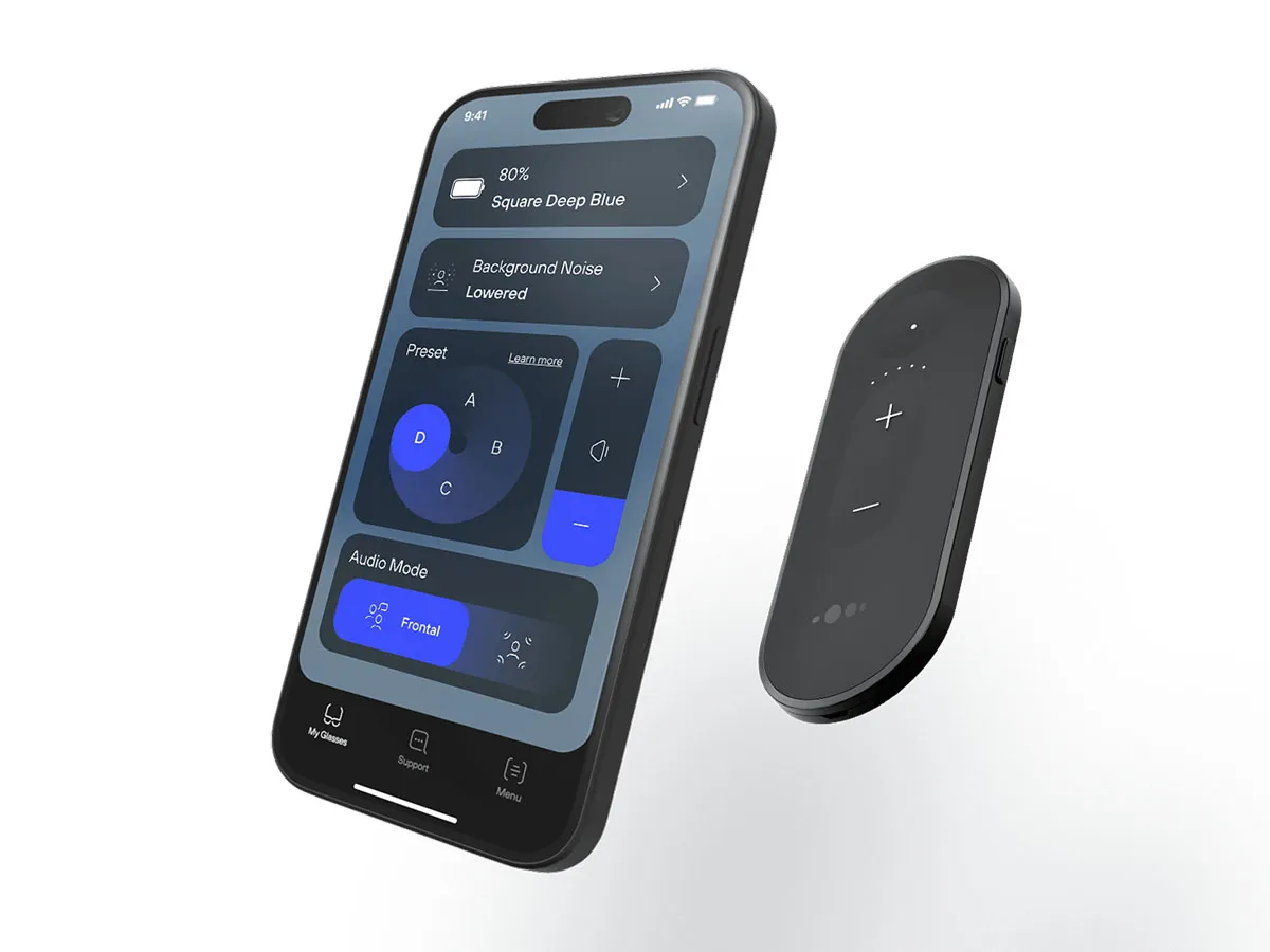 La aplicación Nuance Audio en un iPhone junto al mando a distancia opcional