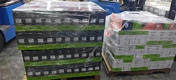 Palés de cajas de tarjetas gráficas MSI RTX 5090 apiladas y envueltas en plástico en un almacén