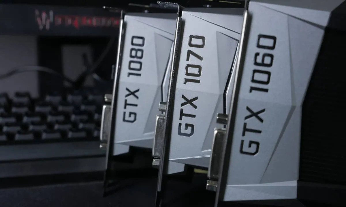 Tres tarjetas GTX 1080, GTX 1070 y GTX 1060 de perfil