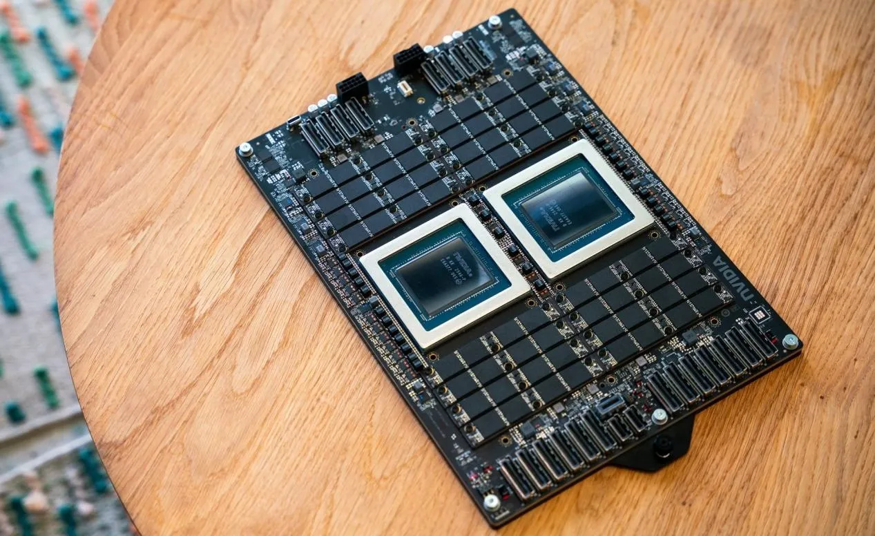 Módulo NVIDIA Vera con dos dies y memoria LPDDR5x sobre una mesa