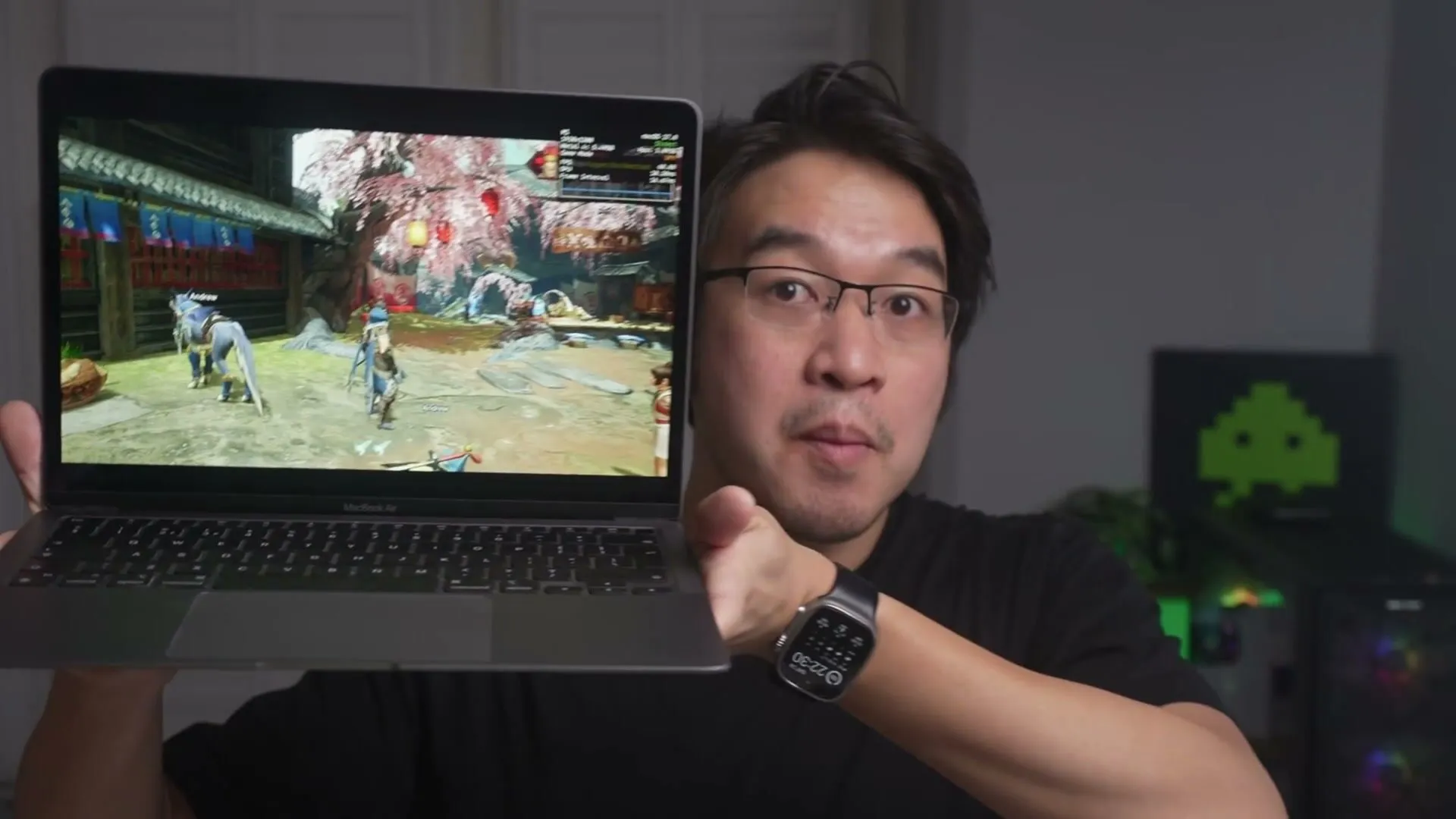 Andrew Tsai sostiene un MacBook Air con Monster Hunter Rise ejecutándose como aplicación nativa