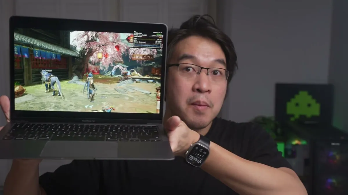 Andrew Tsai sostiene un MacBook Air con Monster Hunter Rise ejecutándose como aplicación nativa