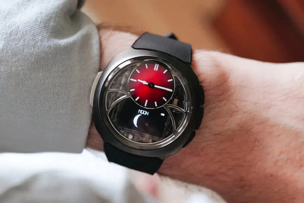 El H. Moser & Cie. Off-Grid en la muñeca, con la esfera esqueletizada y la pantalla digital apagada