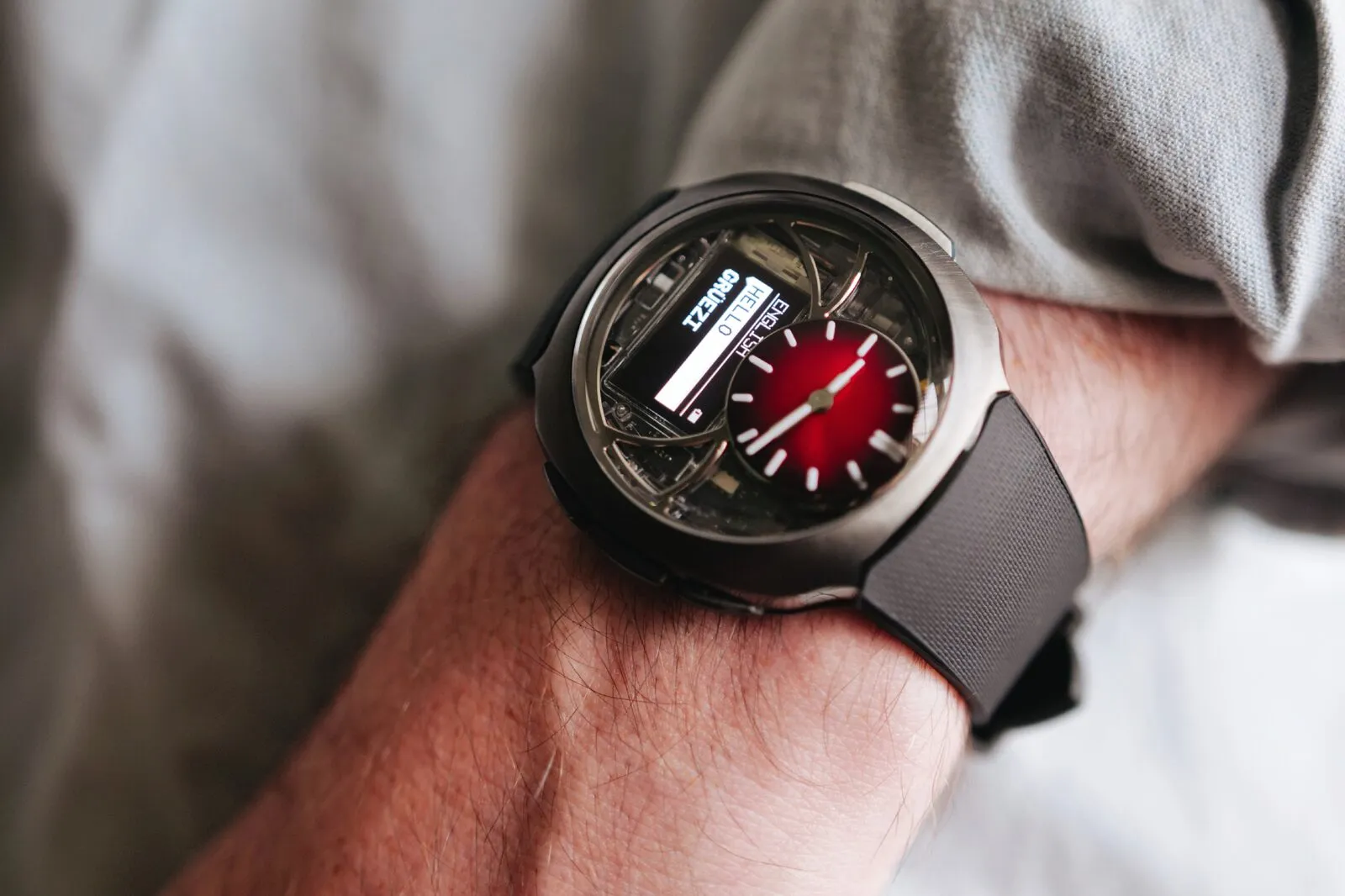 Pantalla digital del Off-Grid mostrando la función GMT con la hora de otra ciudad