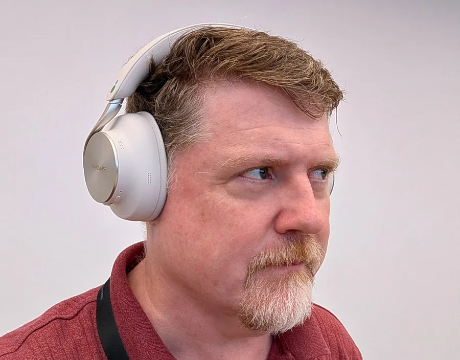 Auriculares EAH-A1000 colocados en la cabeza