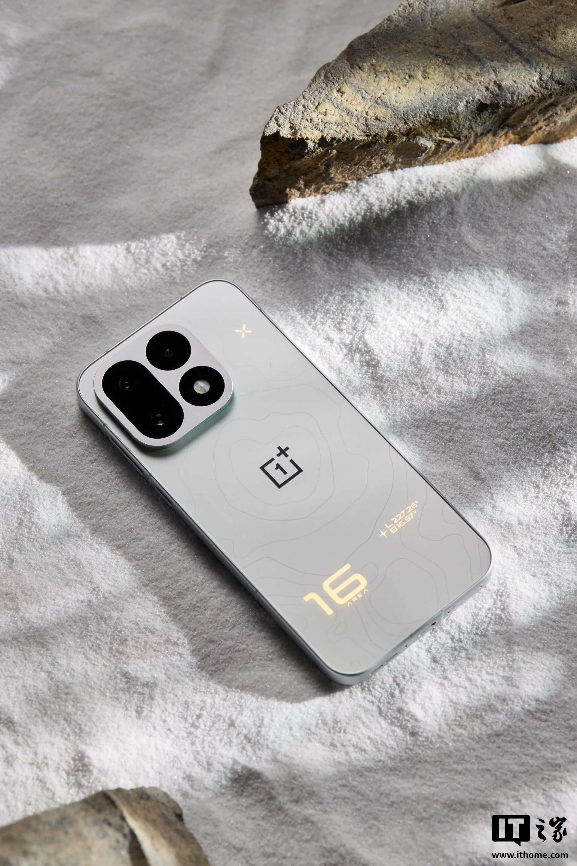 Vista real del OnePlus 16 en el acabado «Estrella del Mañana»