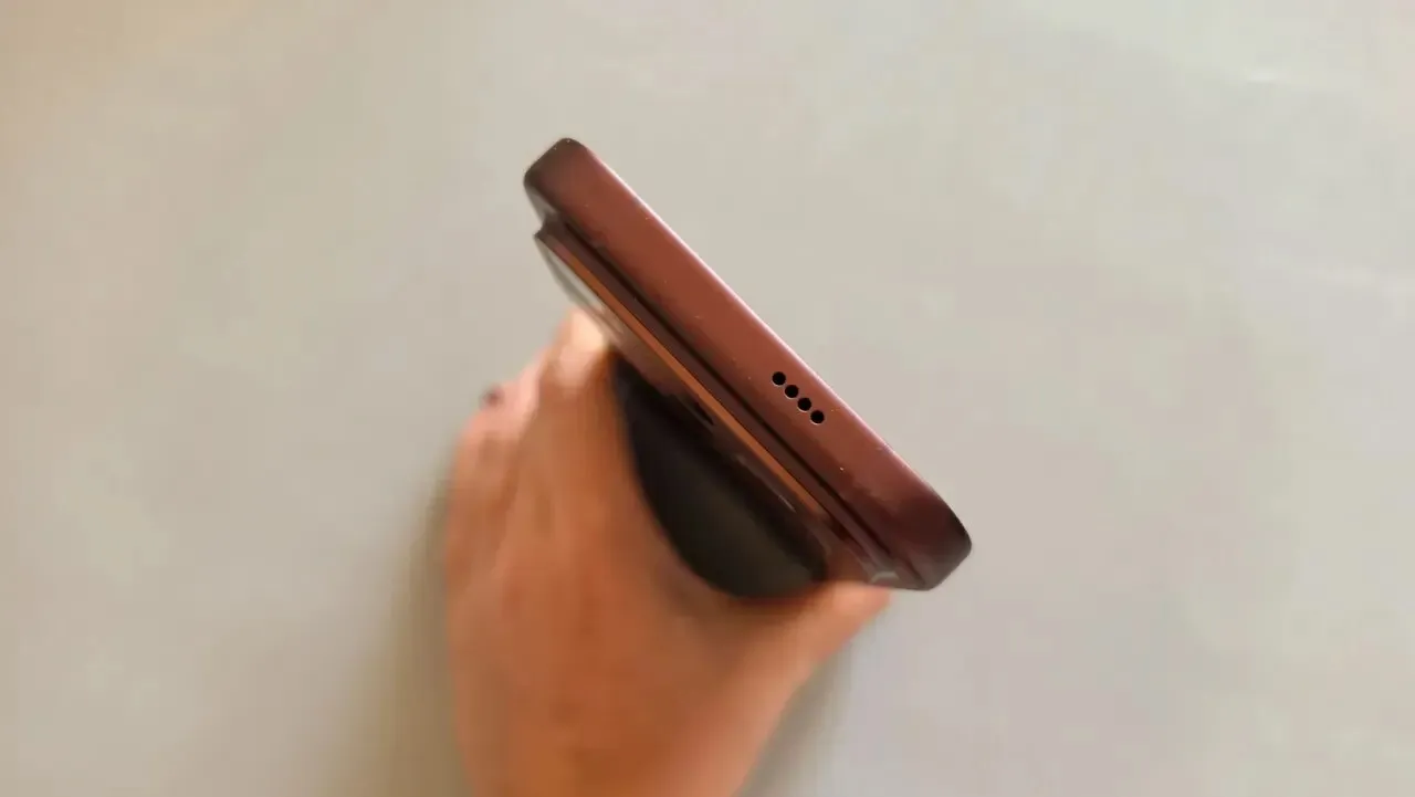 Perfil superior del Poco F9 Ultra en la mano, con la rejilla del altavoz a la vista