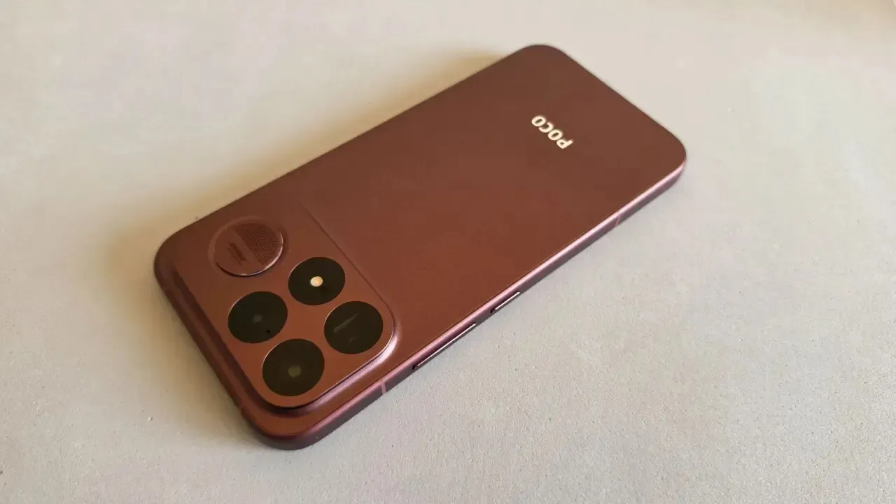 Poco F9 Ultra apoyado sobre una superficie clara, mostrando la trasera completa
