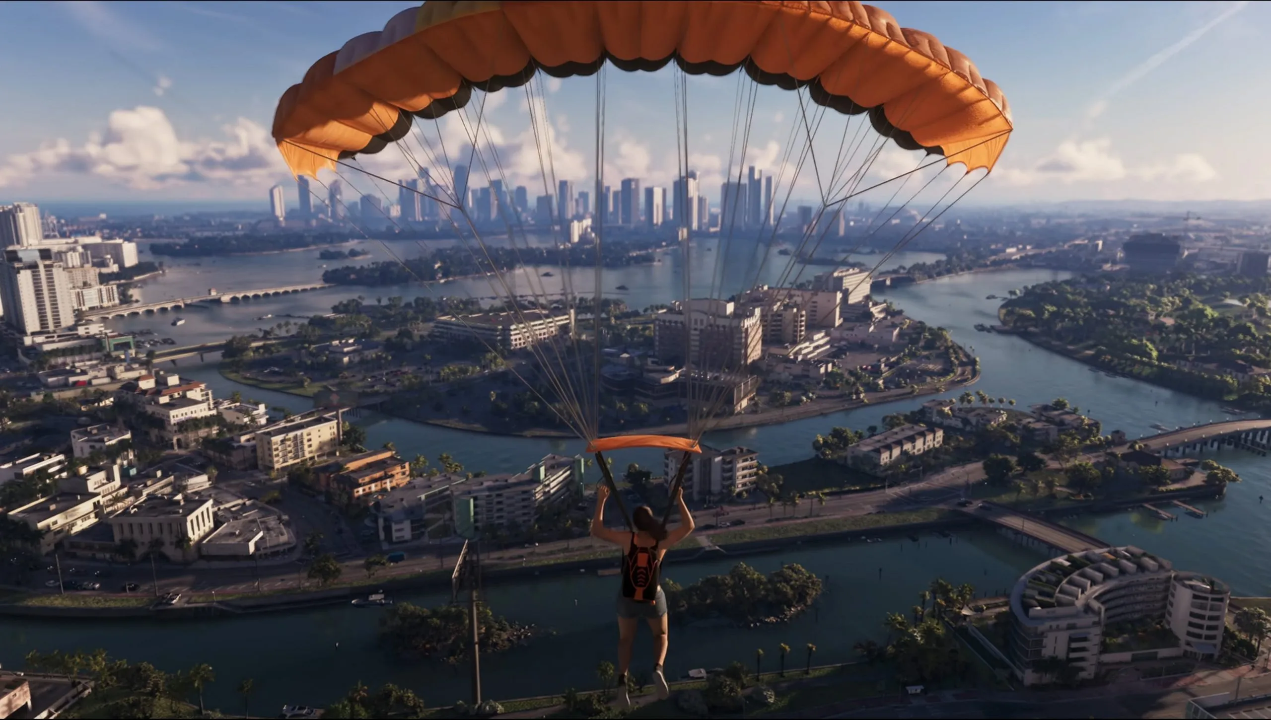 Un personaje practica parapente sobre un paisaje urbano de GTA 6