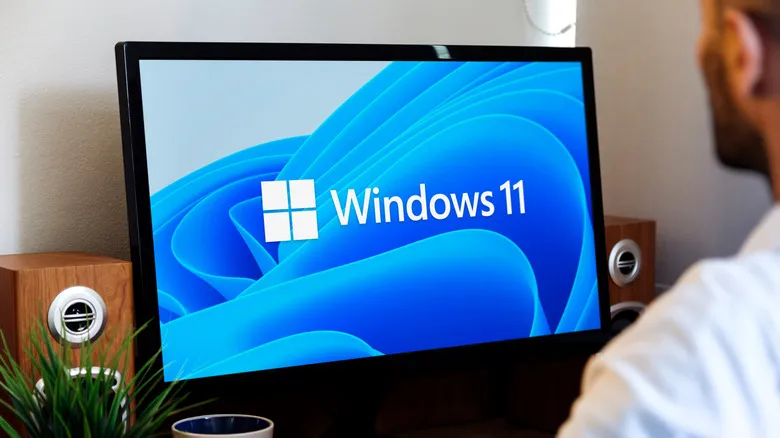 Persona usando un PC con el logotipo de Windows 11 en pantalla