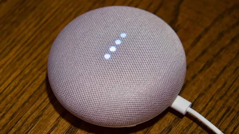 Google Home Mini sobre un escritorio