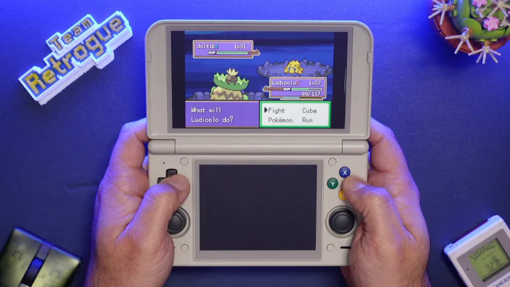 Juego de Game Boy Advance en la pantalla superior panorámica de la consola