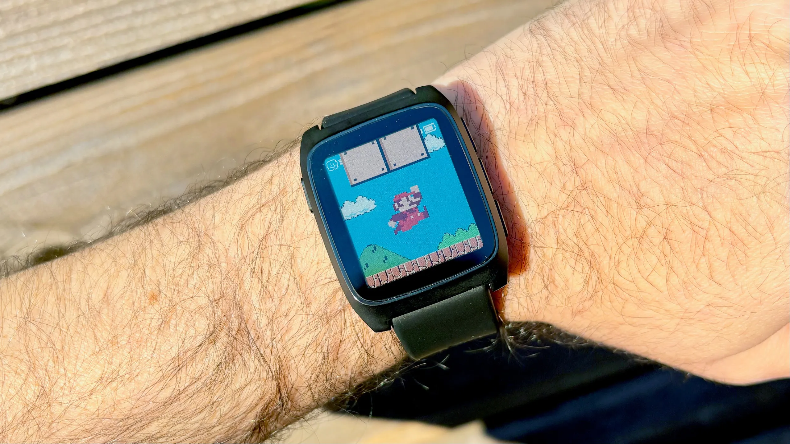 Pantalla del Pebble Time 2 mostrando una esfera personalizada del catálogo de Pebble