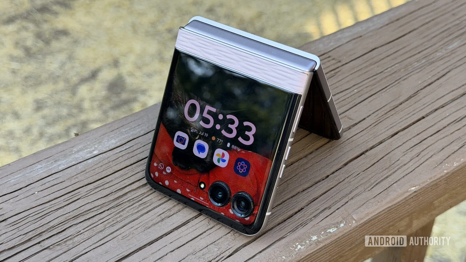 Perfil del Motorola Razr 2026 con el borde y la bisagra