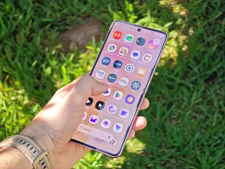 El Galaxy Z Flip8 en uso con una aplicación a pantalla completa