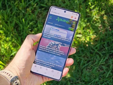 El Galaxy Z Flip8 mostrando contenido en su pantalla interna