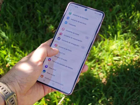 El Galaxy Z Flip8 ejecutando una tarea cotidiana