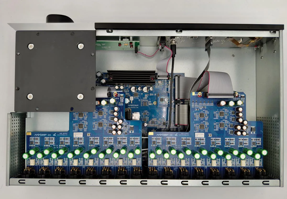 El interior del Tide16, con la placa principal y el SoC ARM de NXP bajo los módulos de salida