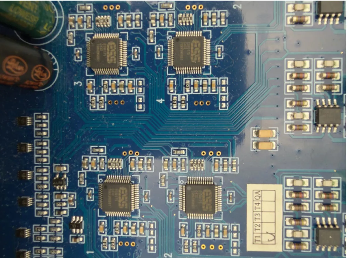 Detalle de los convertidores ESS Sabre ES9017S dentro del chasis