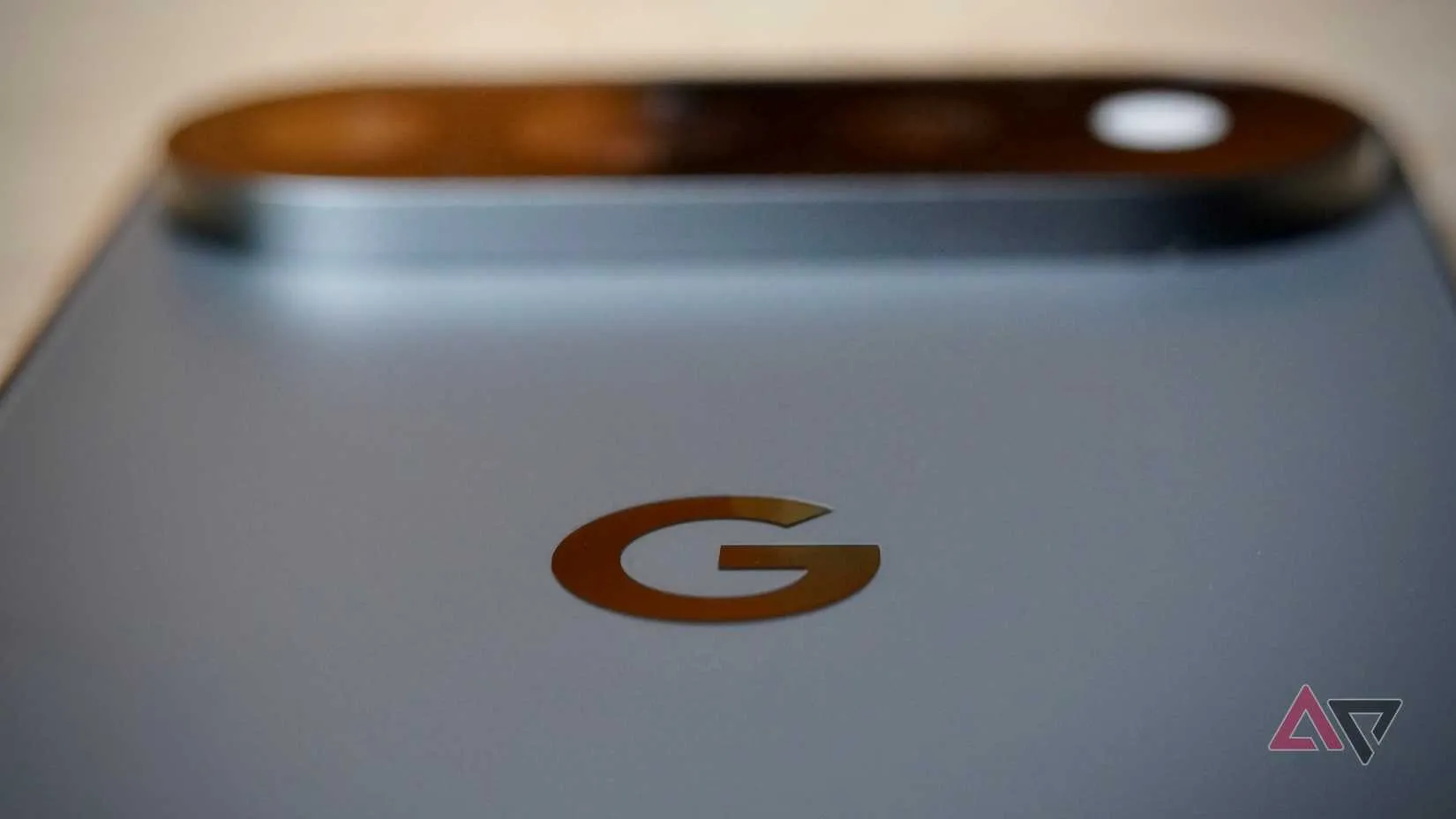 Logotipo de Google en la parte trasera de un Google Pixel 11 Pro