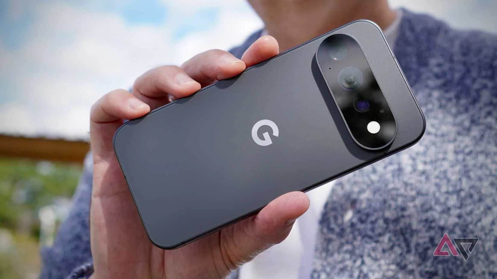 Una persona sostiene un Google Pixel 11 Pro en la mano
