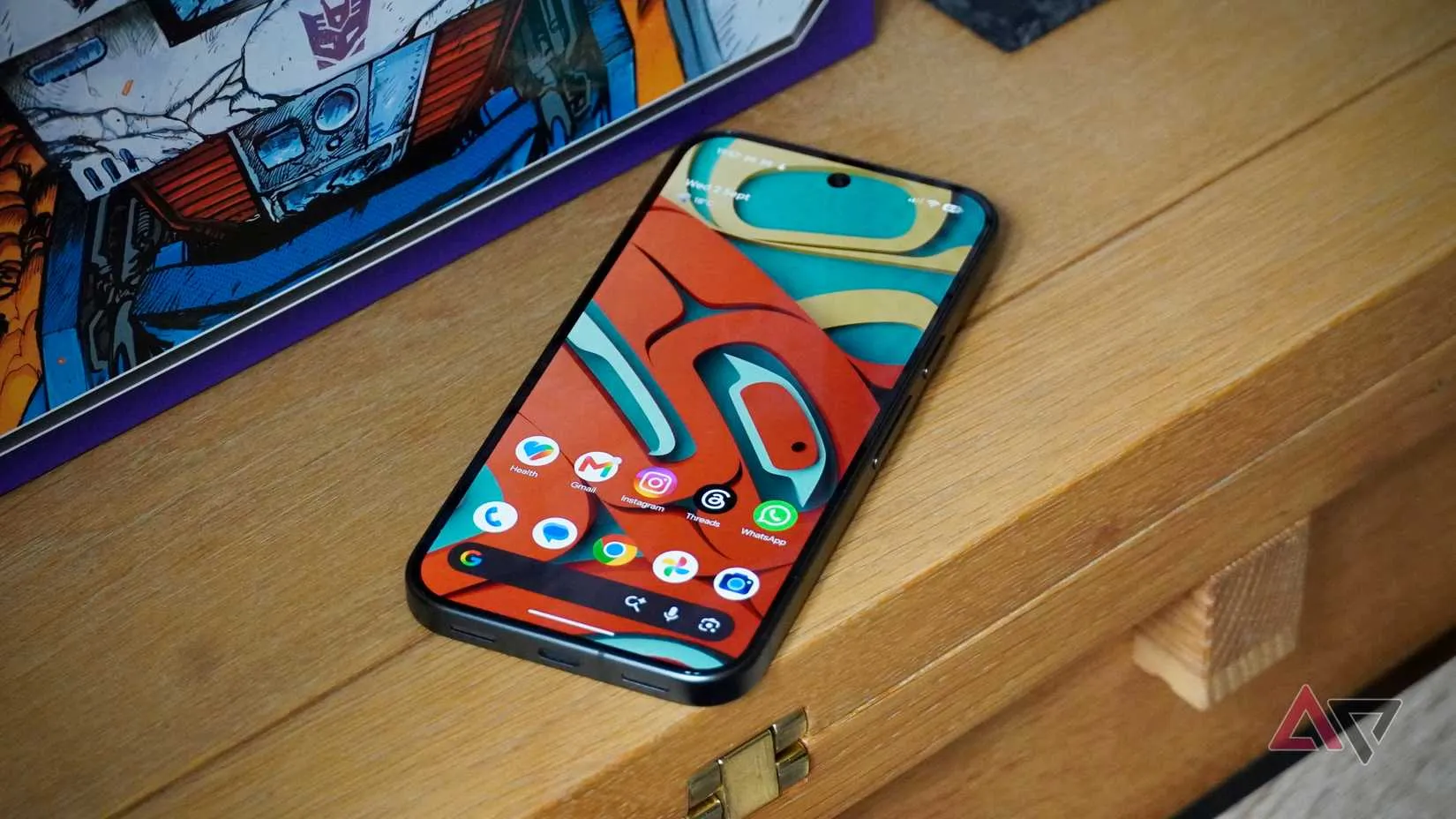 Pantalla encendida de un Google Pixel 11 Pro sobre una mesa
