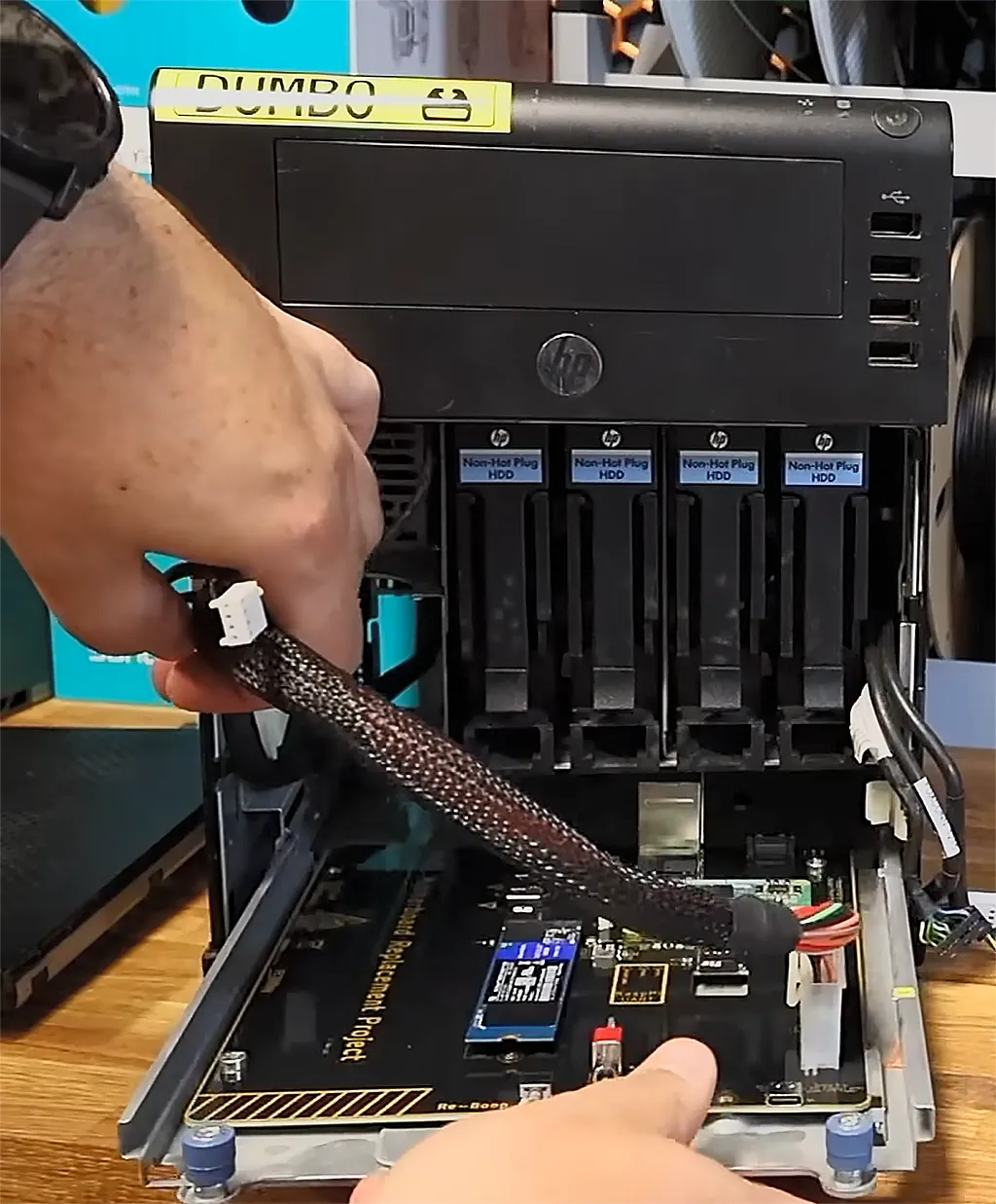 Placa base de reemplazo montada en el chasis del HP ProLiant N40L