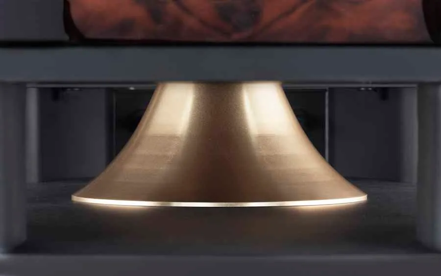 Detalle del sistema BassTrax bajo el plinto de aluminio del altavoz